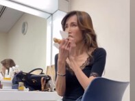 「なんて庶民的」工藤静香、“完全にオフな楽屋”でミスドを食べる姿公開！ 「社会の窓全開では」