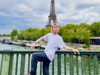 「激カワすぎ」佐久間大介、エッフェル塔で“ラウールポーズ”！ 「画になる」「パリとの相性良すぎ」