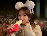 「絶対男で泣いた」畑芽育、ディズニーショットに「なんでビールにモザイク」「映ってた？男とか」の声