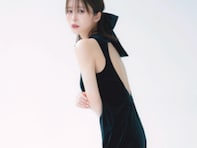 長濱ねる、引き締まった美背中生かした黒ドレス姿を公開！ 透き通る白い肌で『ar』1月号は表紙を務める