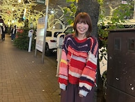 「可愛すぎてスマホ食べた」人気女性芸人、マネージャー撮影のオフショットが「反則だわ」と反響！
