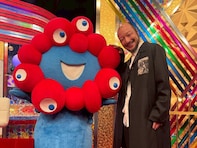 「…引き返すか」『8番出口』俳優、ミャクミャクとのツーショットに「今年大活躍の2人」「いい笑顔」