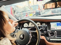 「ロールスロイス？」高岡早紀、車を運転する姿に反響！「かっこいい」「粋ですね」の声