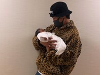 「新年早々たまげた」伊藤健太郎、“新しい家族も増えまして”と赤ちゃんを抱く姿を披露「本当におめでとう」