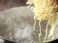 家族に喜ばれそうな「広島県の1000円～1500円未満のお土産」ランキング！ 2位「尾道ラーメン」を抑えた1位は？【2025年調査】