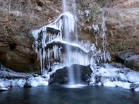 神奈川県で「冬に行きたい滝」ランキング！ 2位「夕日の滝」「洒水の滝」、1位は？ 【2026年調査】