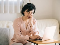 「生まれたときから実家暮らし」54歳アルバイト女性、年収100万円。「生活費を入れていない」理由は？