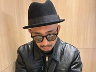 「俳優さんオーラ凄い」人気漫画家、BL漫画を読む姿に「カッコイイです！」「とてもオシャレ」の声！