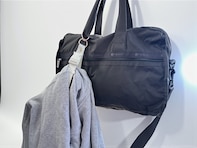 【3COINS】ジャケットだけじゃない！ 荷物が多い日のイライラがスッキリ解決「ジャケットホルダー」