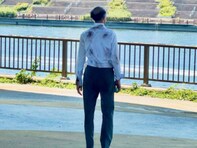 鈴木亮平、共演ベテラン俳優の「モデルのようなスタイル」を絶賛！「何等身なんだ…？！」「脚長っ！」