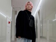 「く、首輪?!」佐久間大介、私服ショットにファン興奮！ 「オタクにぶっ刺さるニット」「もはや辛い」