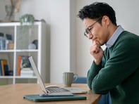 「潔癖症ある」「ペットを飼っている」33歳男性、年収100万円。実家暮らし続けるリアルな理由と悩み