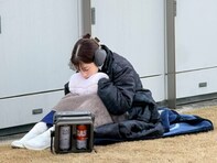 「大変やな」橋本環奈、寒い中での撮影“待機中”姿に「もうちょっと考えてあげなよ　可哀想に」の声