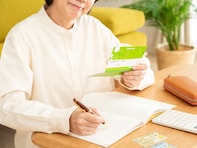 「もらえる予定の年金額が少ないため」55歳女性、年収300万円。先を見据えて選んだ実家暮らしの実情