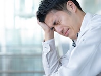 「なんとか仕事をしているものの」42歳男性、年収350万円。“車3台の維持費”抱える実家暮らしの家計事情