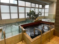 【横浜の人気銭湯】「横浜天然温泉くさつ」は銭湯価格で天然温泉が楽しめる施設。黒湯と炭酸水素塩泉でリラックス