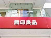 【無印良品】「神すぎる」手軽に靴の汚れを落とせるアイテムが大反響！「これ買って使ってるけど、マジで綺麗になる」