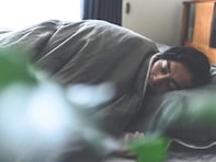 「ずっと実家から出れずに暮らしている」36歳男性、貯金12万円。“肩身が狭い”実家暮らしを続ける理由