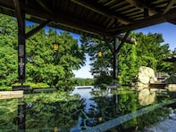 【埼玉県の人気スーパー銭湯】「宮沢湖温泉 喜楽里別邸」は豊かな自然に囲まれた大人向け施設。源泉の湯とテラスでリラックス