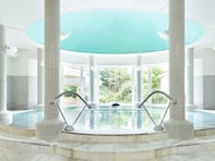 【新潟県の人気日帰り温泉】「秋葉温泉 花水」は里山に佇む癒やしのヒーリングスパ。化石海水の温泉で心身ほぐれる