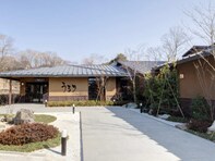 【神奈川県の人気日帰り温泉】「さがみ湖温泉 うるり」は相模湖の豊かな自然に囲まれた癒やしの施設。源泉岩風呂でリラックス