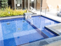 【大阪府の人気スーパー銭湯】「天然温泉 ひなたの湯 新大阪店」は地上9階の開放的な露天風呂が自慢の施設。都会の空の下でリラックス