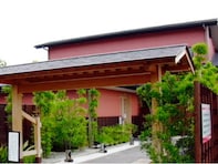 【大阪府の人気スーパー銭湯】「天然温泉 華の湯」は加水・加温なしの「純生」温泉が楽しめる施設。源泉かけ流しの湯船でリラックス