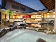 【神奈川県の人気スーパー銭湯】「湘南天然温泉 湯乃蔵ガーデン」は歴史ある蔵造りの外観が特徴的な施設。硫黄泉や高濃度炭酸泉でリラックス