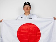 「世界をビビらせちゃって」WBC出場の村上宗隆、巨大な“日の丸”持つ姿に「ホームラン期待」応援の声