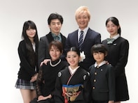 「相変わらずすてきな家族」つるの剛士、“15年ぶりの家族写真”に反響！ 「美男美女ファミリー」