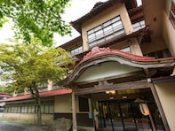 【岩手県の人気日帰り温泉】「鉛温泉 藤三旅館」は宮沢賢治も愛した名湯。湯船の深い立居浴「白猿の湯」で源泉を堪能