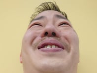 「甲状腺の病気の心配が」人気芸人、「首が太くなりすぎ」な相方の写真に心配の声「まずは病院？」「ほぼ親指」