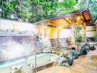 【埼玉県の人気スーパー銭湯】「所沢温泉 湯楽の里」は樹齢100年の巨木に囲まれた露天風呂でリラックスできる