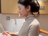 篠原涼子、オンからオフへ。撮影後、メイクを落とす“素の瞬間”を切り取った貴重なオフショット公開