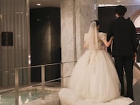 「まだまだ余韻が残る、結婚式」休井美郷、純白ウエディングドレス姿を披露！ 「最高の司会登場」