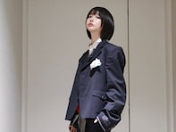 あの、雰囲気異なるイケメンなスーツ風衣装を披露！ 長い脚＆小顔が際立つ圧巻の全身ショット