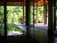 【千葉県の人気日帰り温泉】「滝見苑けんこう村 ごりやくの湯」は自然豊かな養老渓谷に佇む施設。開放感あふれる露天風呂でリラックス