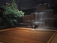 【北海道の人気日帰り温泉】「すすきの天然温泉 湯香郷」は都心で本格的な天然温泉が楽しめる施設。檜の露天風呂でリラックス