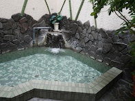 【東京都の人気銭湯】「ぽかぽかランド鷹番の湯」は都心の空を仰ぐ露天風呂が魅力の施設。天然温泉と多彩なジャグジーでリラックス