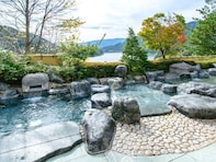 【群馬県の人気スーパー銭湯】「里山体験 まんてん星の湯」は豊かな自然に囲まれた三国路の拠点。赤谷湖を望む絶景露天風呂でリラックス
