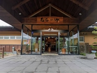 【佐賀県の人気日帰り温泉】「鳴神温泉 ななのゆ」は県内No.1の高アルカリ温泉が自慢。とろとろの美肌の湯でリラックス