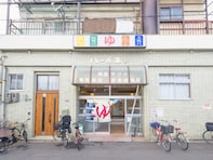 【大阪府の穴場銭湯】「パール温泉」は真珠をテーマにしたレトロモダンな施設。椿のステンドグラスが美しいお風呂でリラックス