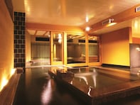 【鳥取県の人気日帰り温泉】「皆生ホテル 温泉『汐の湯』」は、日本海を望むオーシャンビューの展望風呂が自慢の施設。源泉を断続的に注入する「循環ろ過式」でリラックス