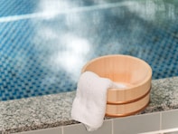 【鳥取県の人気日帰り温泉】「宝喜温泉館」は、源泉100％の掛け流し温泉が自慢の施設。開放感あふれる「大浴場」でリラックス