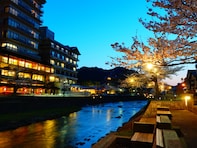 【山形県】下駄を鳴らすそぞろ歩きが似合う「あつみ温泉」の魅力とは？清流沿いの風情ある街で3つの足湯を堪能