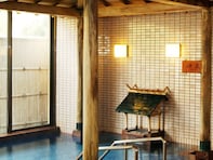 【三重県の人気日帰り温泉】「湯元榊原舘 湯の庄」は源泉保有の美肌の湯が自慢の施設。源泉かけ流しの「まろみの湯」でリラックス