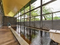 【新潟県の人気日帰り温泉】「じょんのび温泉 楽寿の湯」は黒姫山中腹から湧き出る茶褐色の湯が自慢の施設。肌がすべすべになると好評