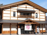 【群馬県の人気日帰り温泉】「川原湯温泉 王湯」は源頼朝ゆかりの歴史を持つ施設。絶景を眺めながらの入浴と街全体の散策を楽しめる