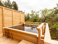 【宮城県の穴場日帰り温泉】「晴れ温泉」は100%源泉掛け流しの天然混合泉を楽しめる施設。黒湯（モール泉）の露天風呂でリラックス