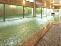 【富山県の人気日帰り温泉】「アルプスの湯」は県内初の人工炭酸風呂が自慢の施設。源泉かけ流し露天風呂や広々とした大浴場でリフレッシュ